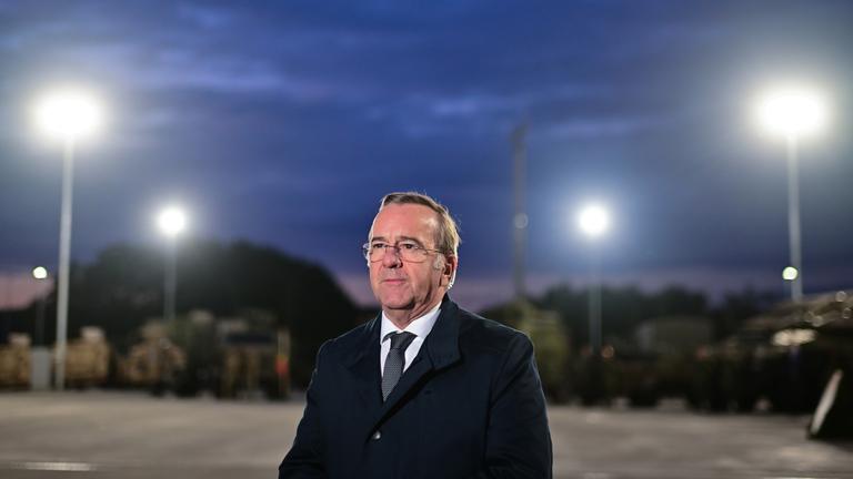 Bundesminister der Verteidigung, gibt nach der Eröffnung der Permanent Logistics Support Area (PLSA), einem Logistikzentrum zur Unterstützung der NATO eFP Battle Group, ein Interview.