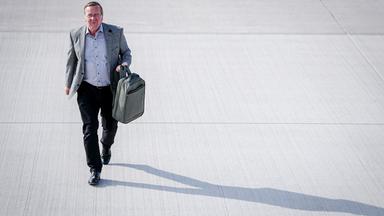 Boris Pistorius (SPD), Bundesminister der Verteidigung, geht auf dem militärischen Teil des Flughafens BER Berlin-Brandenburg zum Airbus der Luftwaffe