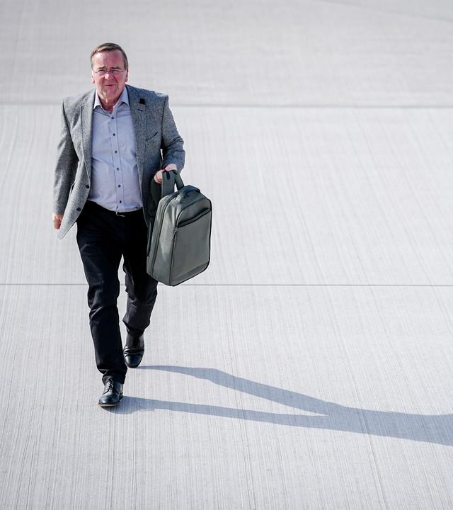  Boris Pistorius (SPD), Bundesminister der Verteidigung, geht auf dem militärischen Teil des Flughafens BER Berlin-Brandenburg zum Airbus der Luftwaffe