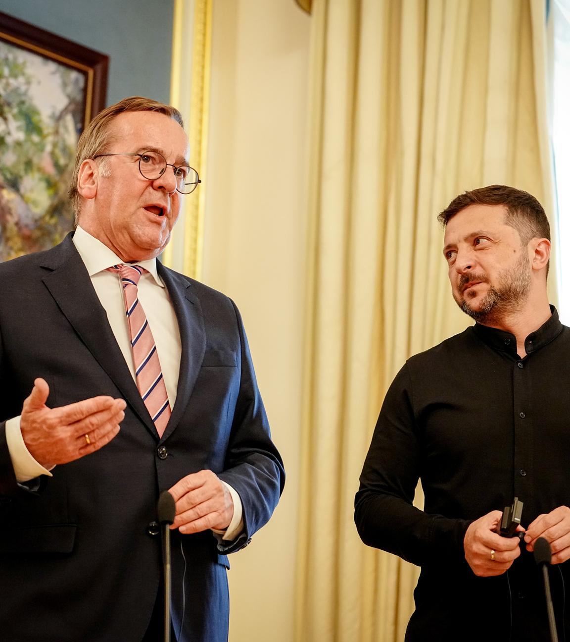 12.06.2025, Ukraine, Kiew: Boris Pistorius, Bundesminister der Verteidigung, und Wolodymyr Selenskyj, Präsident der Ukraine, geben nach einem Gespräch eine Pressekonferenz.