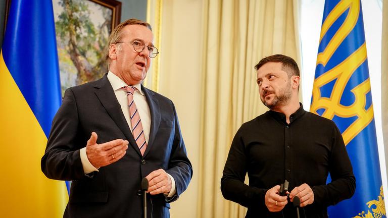 12.06.2025, Ukraine, Kiew: Boris Pistorius, Bundesminister der Verteidigung, und Wolodymyr Selenskyj, Präsident der Ukraine, geben nach einem Gespräch eine Pressekonferenz.