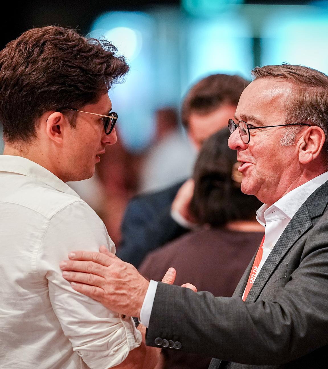 Boris Pistorius (SPD), Bundesminister der Verteidigung, und Philipp Türmer, Parteivorsitzender der Jusos, nehmen am SPD-Bundesparteitag teil.