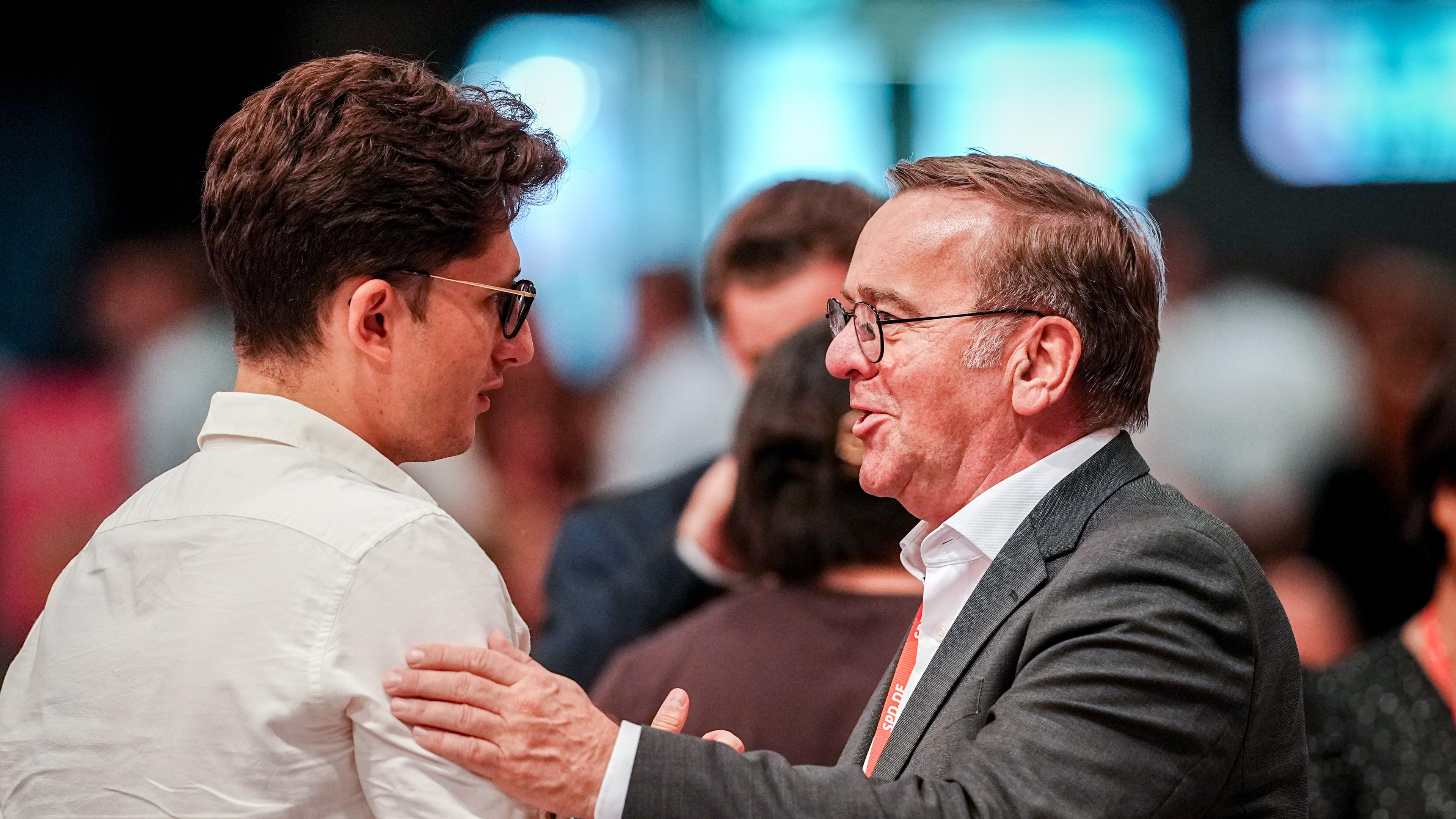 Boris Pistorius (SPD), Bundesminister der Verteidigung, und Philipp Türmer, Parteivorsitzender der Jusos, nehmen am SPD-Bundesparteitag teil.