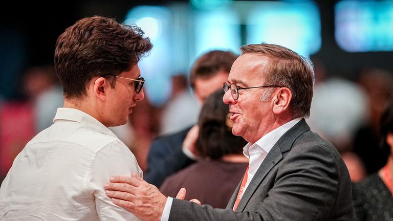 Boris Pistorius (SPD), Bundesminister der Verteidigung, und Philipp Türmer, Parteivorsitzender der Jusos, nehmen am SPD-Bundesparteitag teil.