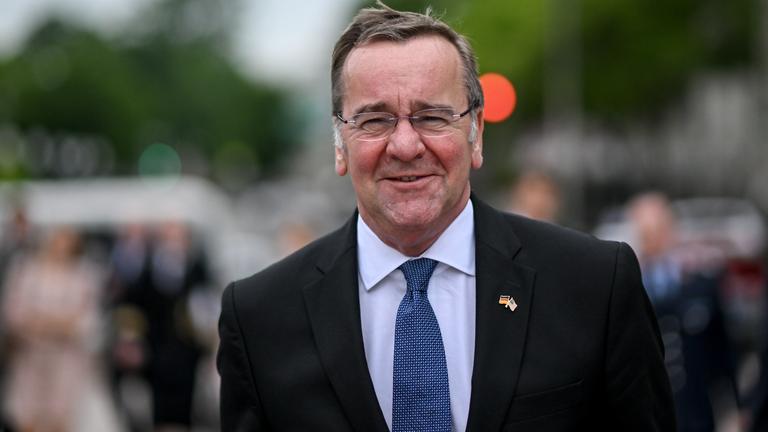 09.05.2024, USA, Washington: Boris Pistorius (SPD), Bundesminister der Verteidigung, geht über den Freedom Plaza. Der Minister trifft bei seiner militärpolitischen Reise Amtskollegen, Diplomaten und Offiziere. 