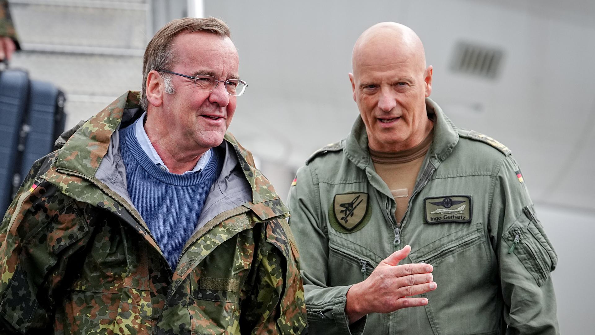 Boris Pistorius, Bundesminister der Verteidigung, wird von Ingo Gerhartz, Inspekteur der Luftwaffe, empfangen.