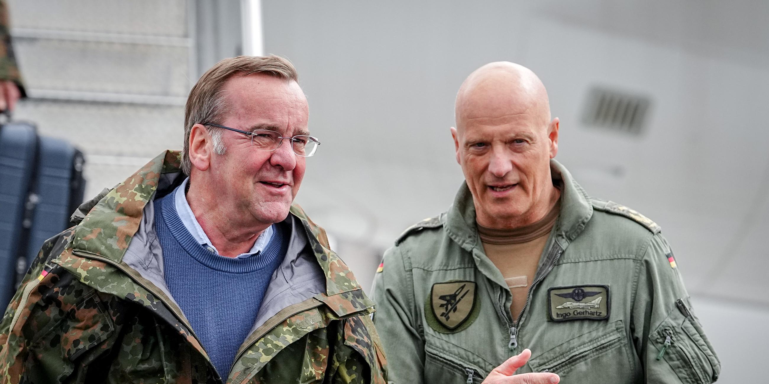 Boris Pistorius, Bundesminister der Verteidigung, wird von Ingo Gerhartz, Inspekteur der Luftwaffe, empfangen.
