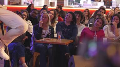 Personen, die beim Pitch-Dating in einem Club sind
