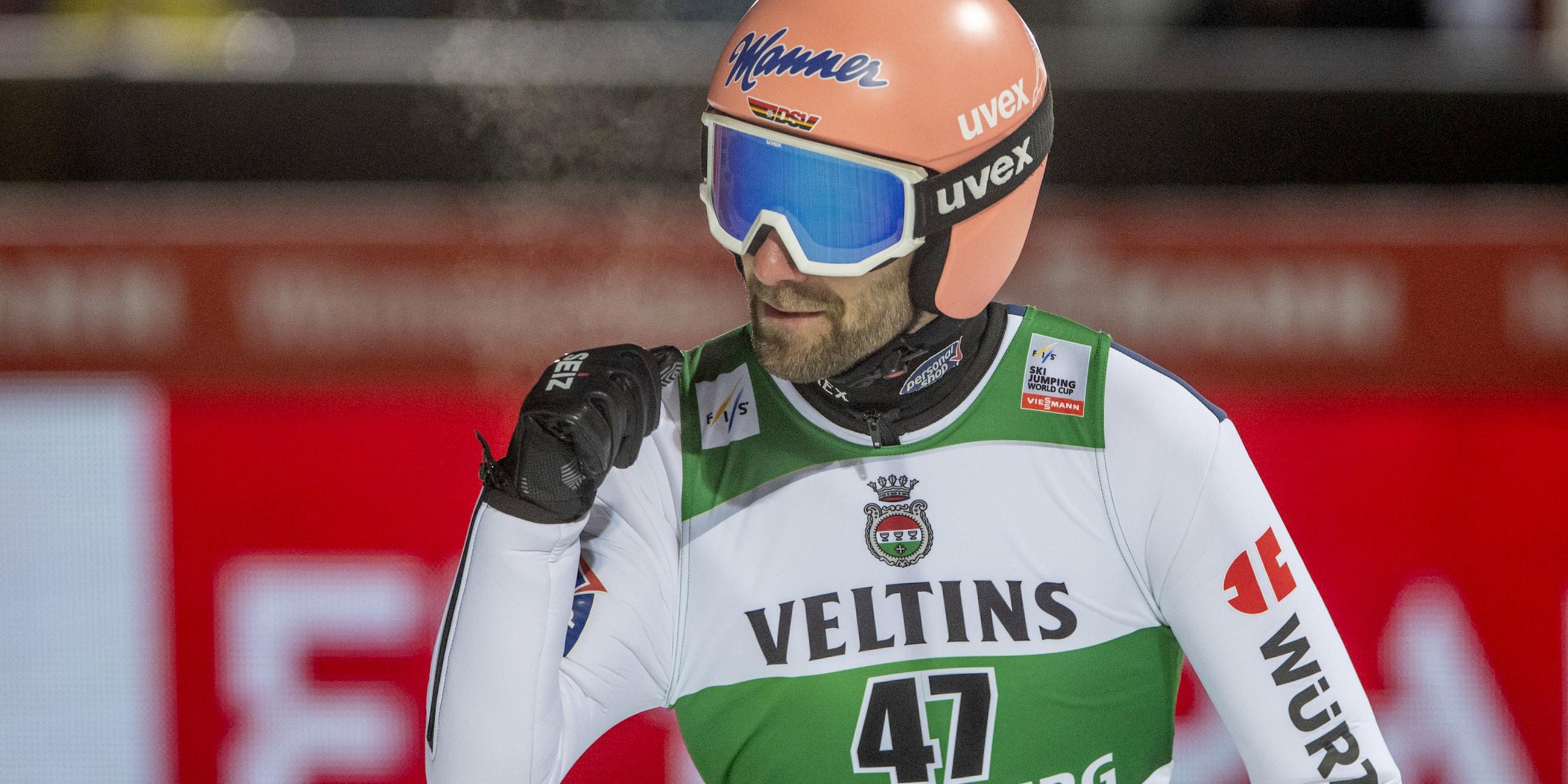 Pius Paschke jubelt nach seinem gelungenen Sprung in Engelberg am 16.12.2023.