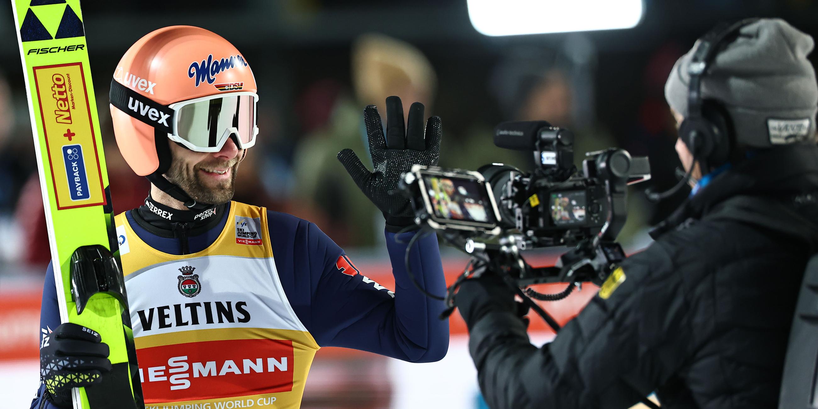 Pius Paschke jubelt nach em 1. Durchgang bei der 73. Vierschanzentournee in Oberstdorf