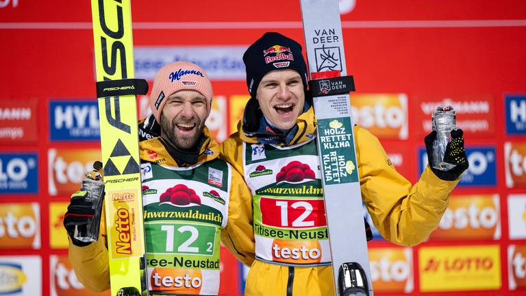Pius Paschke und Andreas Wellinger jubeln über den Sieg auf dem Podium bei der Siegerehrung