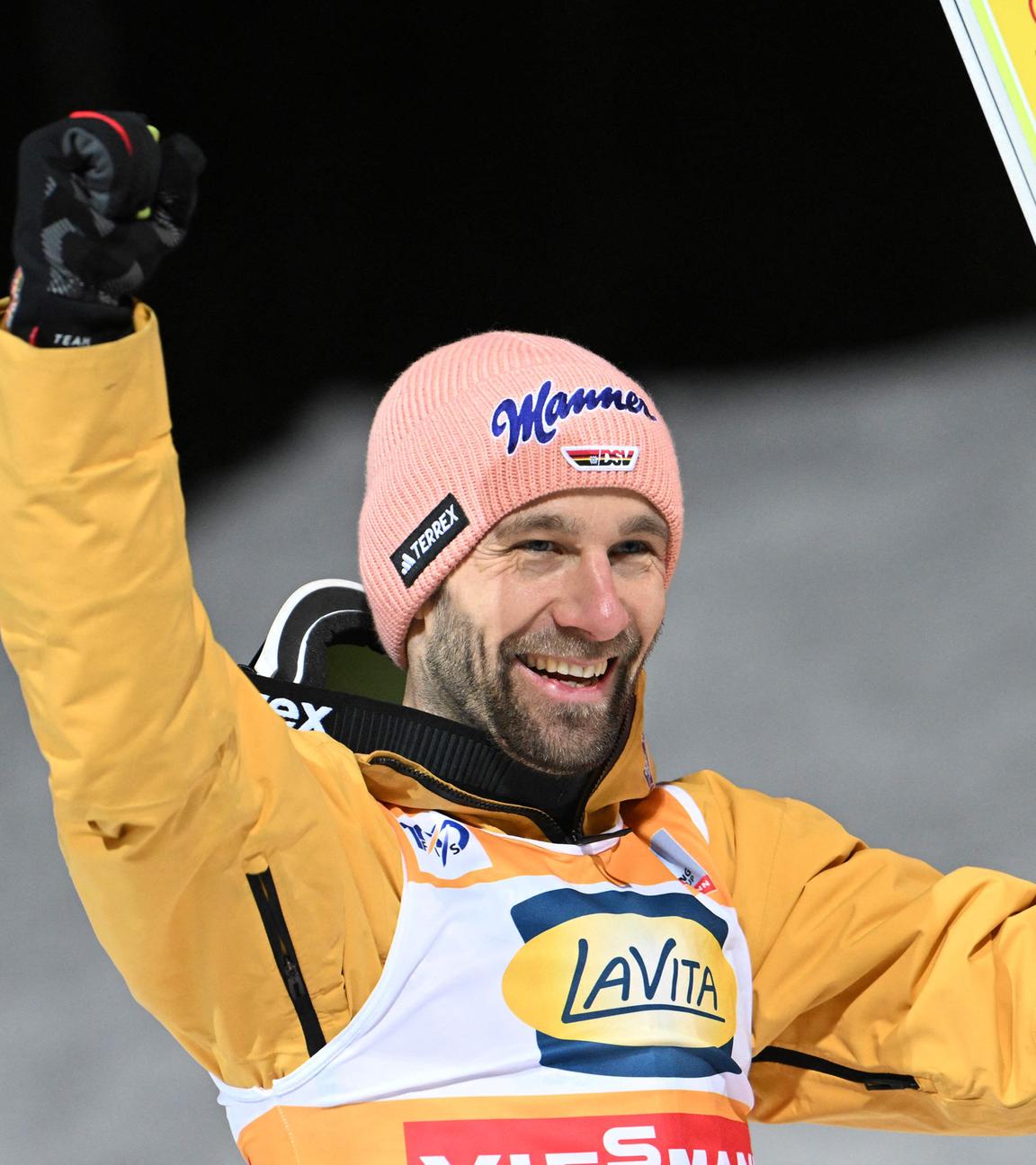 Pius Paschke jubelt nach seinem Sieg beim Weltcup 2024.