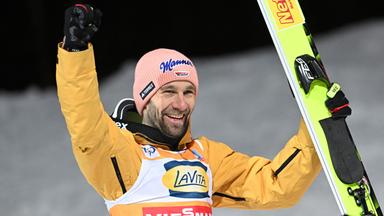 Pius Paschke jubelt nach seinem Sieg beim Weltcup 2024.