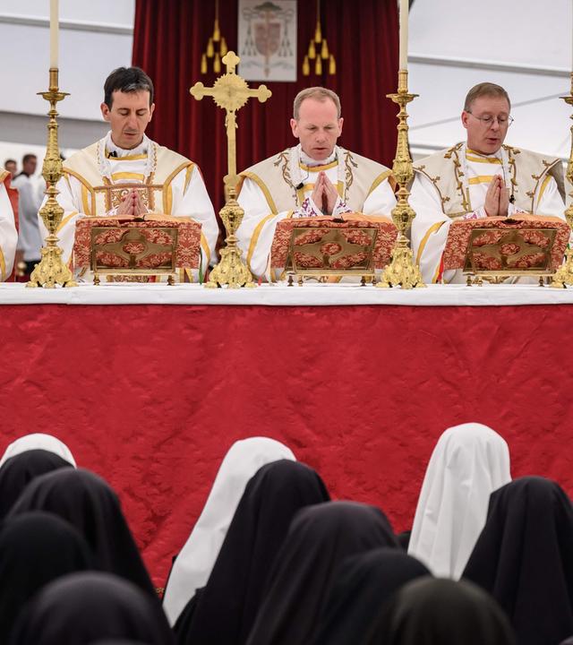 (Von links) Die neuen traditionalistischen katholischen Bischöfe Marc Hanappier (Frankreich), Michel Poinsinet de Sivry (Frankreich), Michael Goldade (USA) und Pascal Schreiber (Schweiz) stehen neben dem traditionalistischen katholischen Bischof der Priesterbruderschaft St. Pius X.