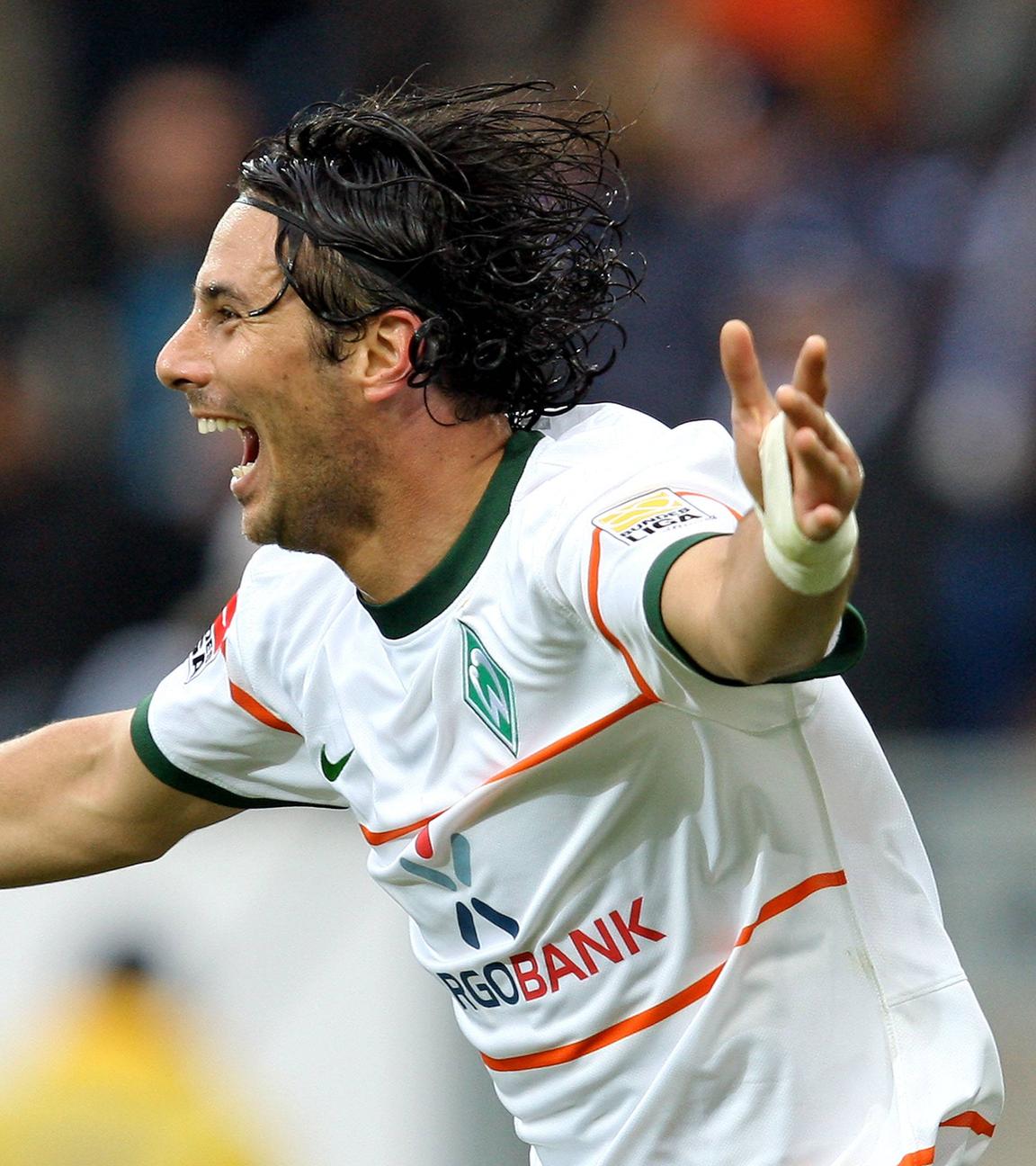 Pizarro bejubelt sein Tor.