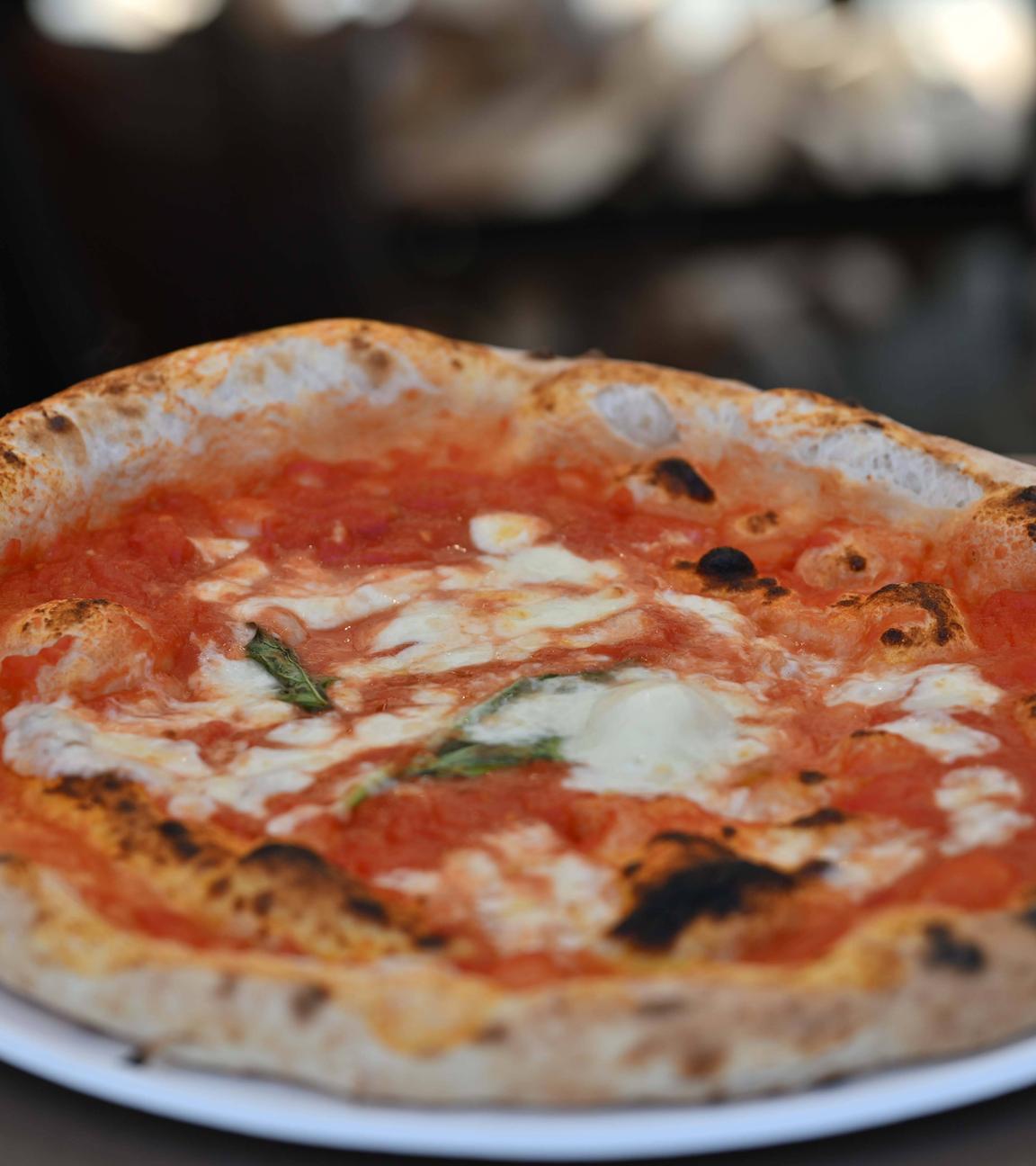 Napoletanische Pizza, die frisch aus dem Ofen gekommen ist.