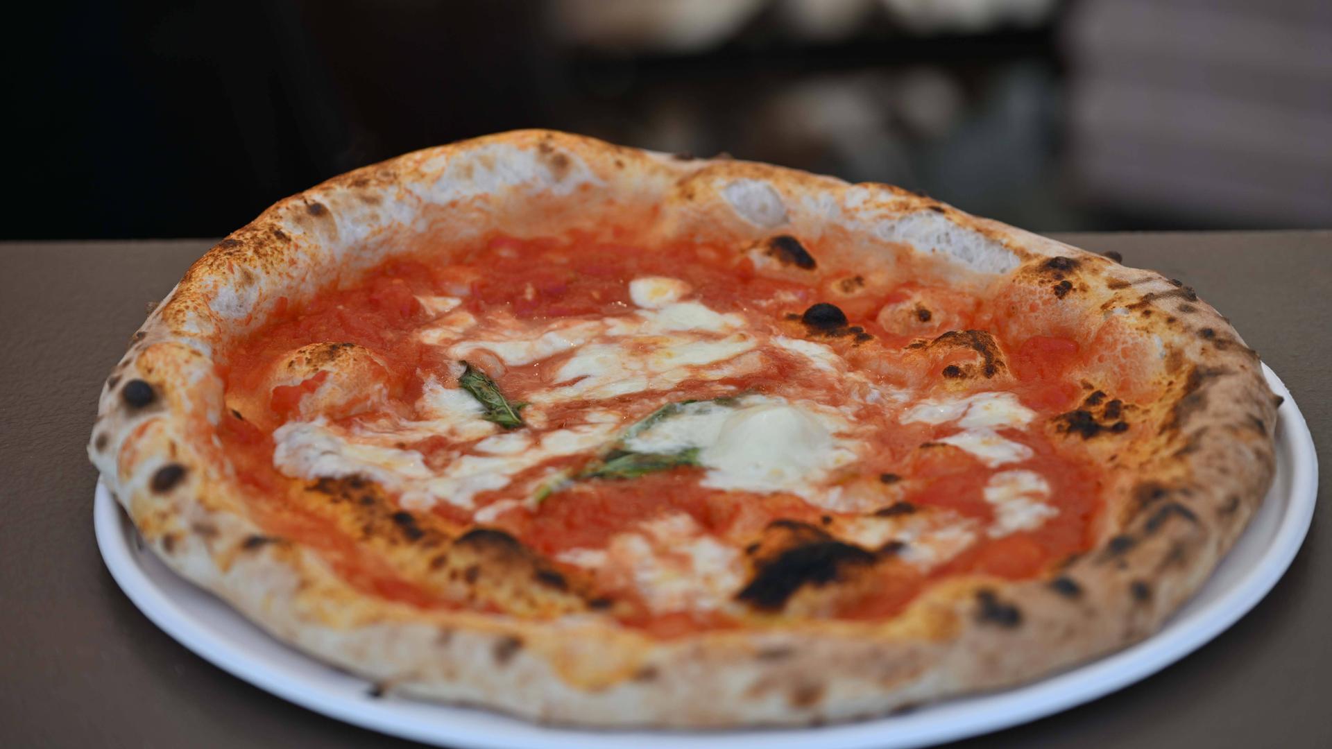 Napoletanische Pizza, die frisch aus dem Ofen gekommen ist.