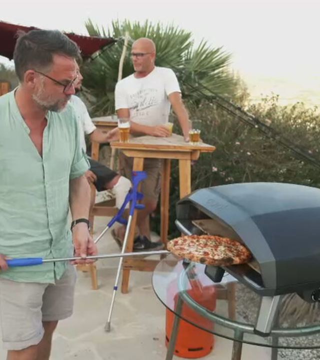 Sebastian und Daniel backen Pizza auf Zypern