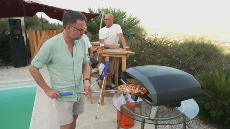 Sebastian und Daniel backen Pizza auf Zypern