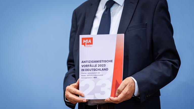 Vorstellung des Jahresberichts zu antiziganistischen Vorfällen 2023 in der Bundespressekonferenz