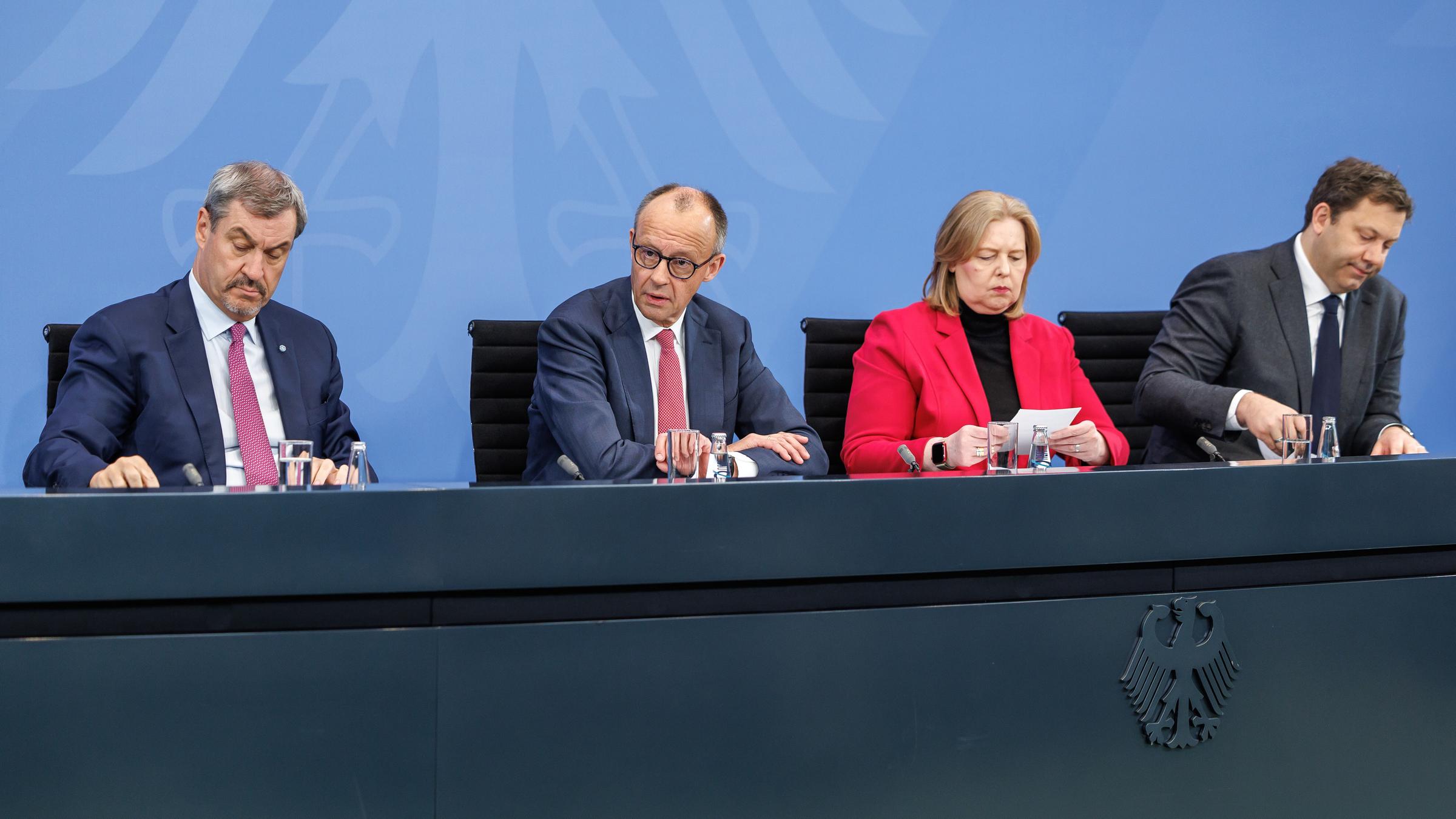 Pressestatement zu den Ergebnissen des Koalitionsausschusses mit dem Parteivorsitzenden der CSU, Dr. Markus Soeder MdL, Bundeskanzler Friedrich Merz (CDU), Bundesministerin fuer Arbeit und Soziales und Parteivorsitzenden der SPD, Baerbel Bas und Lars Klingbeil (SPD), Bundesfinanzminister am 13.04.2026 im Kanzleramt in Berlin. 