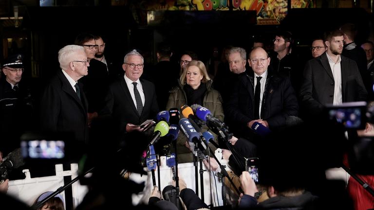 Bundesinnenministerin Nancy Faeser, der Innenminister von Baden-Würtemberg Thomas Strobl und Ministerpräsident Winfried Kretschmann geben eine Presse-Statement nach der Tat in Mannheim ab. 
