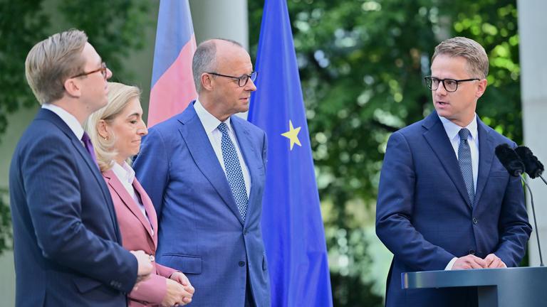  Bundeskanzler Friedrich Merz (2.v.r, CDU), die bisherige Gesundheitsministerin Nina Warken (CDU), der bisherige CDU-Generalsekretär Carsten Linnemann (r), und der bisherige Parlamentarische Staatssekretär im Digitalministerium, Philipp Amthor (l, CDU) geben eine Pressekonferenz im Kanzleramt in Berlin zu personellen Veränderungen in Regierung und CDU. 