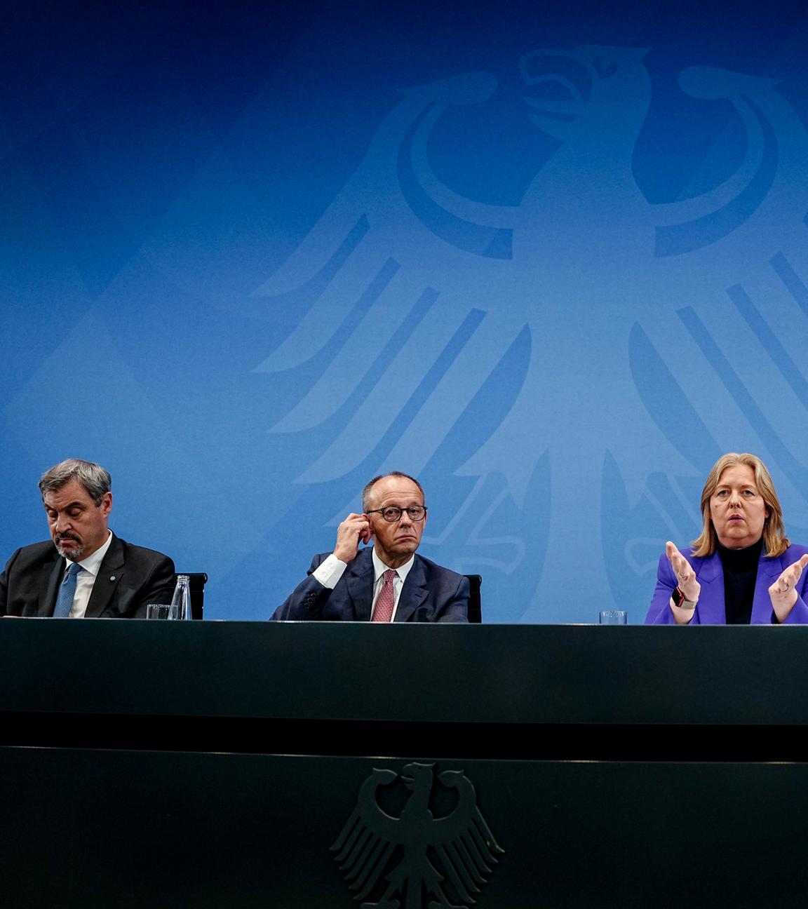 Archiv: Markus Söder, CSU-Vorsitzender und Ministerpräsident von Bayern und CSU-Vorsitzender, Bundeskanzler Friedrich Merz (CDU), Bärbel Bas (SPD), Bundesministerin für Arbeit und Soziales und SPD-Parteivorsitzende, und Lars Klingbeil (SPD), Bundesminister der Finanzen, Vizekanzler und SPD-Bundesvorsitzender, geben eine Pressekonferenz nach dem Koalitionsausschuss im Bundeskanzleramt. 