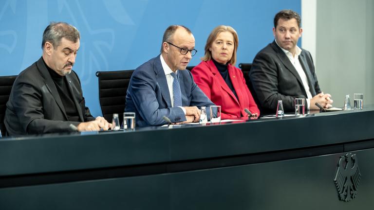 Bundeskanzler Friedrich Merz (2.v.l., CDU), Lars Klingbeil (r, SPD), Bundesminister der Finanzen, Bärbel Bas (SPD), Bundesministerin für Arbeit und Soziales, und Markus Söder (CSU), Ministerpräsident von Bayern und CSU-Vorsitzender nehmen an der Presseunterrichtung zu den Ergebnissen der Beratungen nach dem Koalitionsausschuss im Kanzleramt teil. 