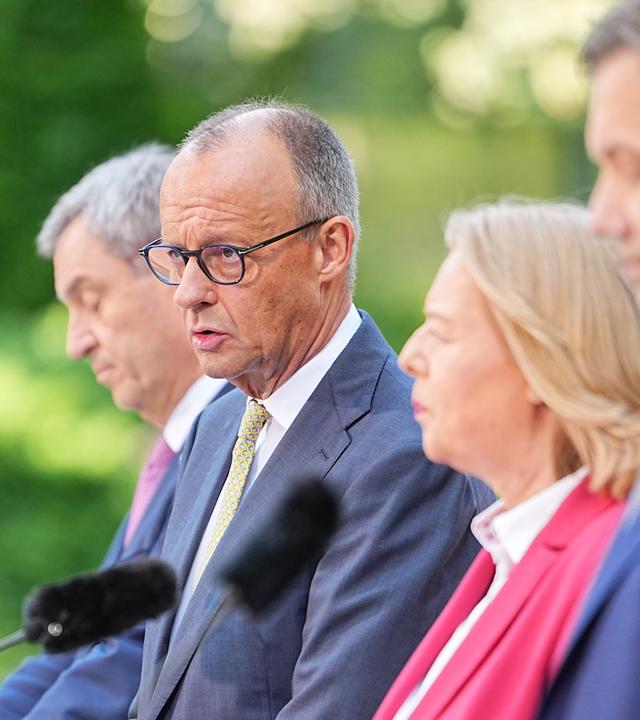 Markus Söder (CSU, l-r), Ministerpräsident von Bayern und CSU Vorsitzender, Bundeskanzler Friedrich Merz (CDU), Bärbel Bas (SPD), Bundesministerin für Arbeit und Soziales, und Lars Klingbeil (SPD), Bundesminister der Finanzen, geben im Garten des Kanzleramtes eine Pressekonferenz nach der Sitzung des Koalitionsausschusses. 
