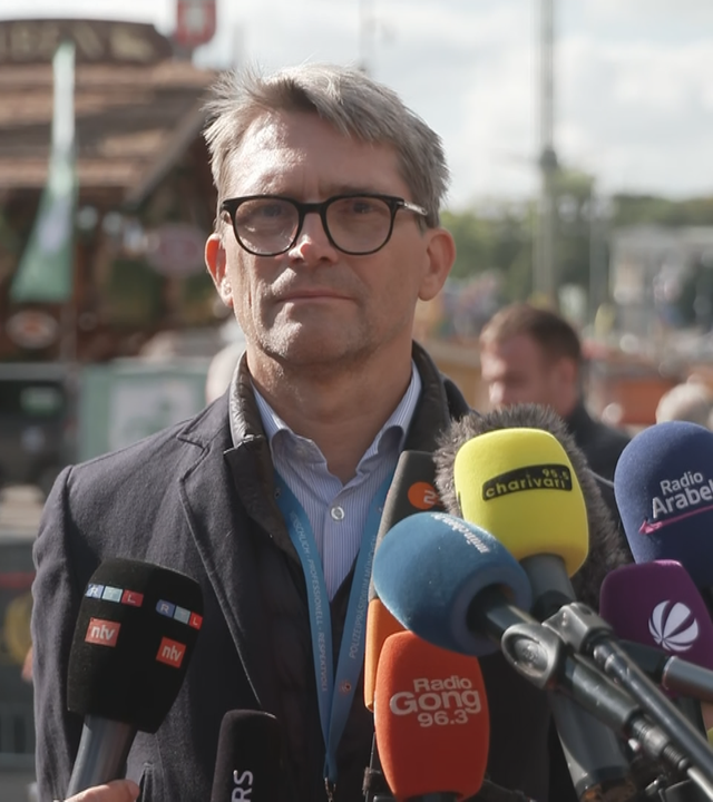 Polizeisprecher Sven Müller berichtet vom geschlossenen Oktoberfest.