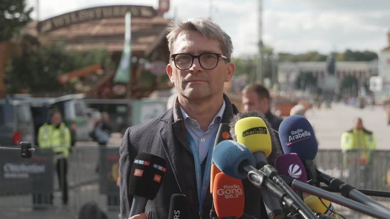 Polizeisprecher Sven Müller berichtet vom geschlossenen Oktoberfest.