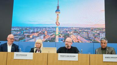 Berlin: Kai Wegner (l-r, CDU), Regierender Bürgermeister Berlin, Iris Spranger (SPD), Senatorin für Inneres und Sport, Moritz van Dülmen, Geschäftsführer der Kulturprojekte Berlin und Kaweh Niroomand, Olympiabeauftrater des Landes Berlin, sitzen nach der Senatsitzung in der Pressekonferenz und präsentieren die Bewerbung für Olympia.