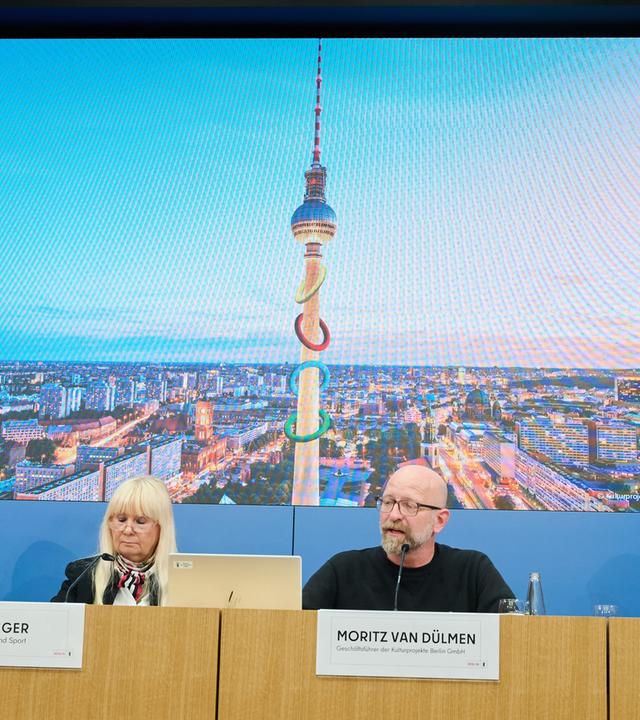 Berlin: Kai Wegner (l-r, CDU), Regierender Bürgermeister Berlin, Iris Spranger (SPD), Senatorin für Inneres und Sport, Moritz van Dülmen, Geschäftsführer der Kulturprojekte Berlin und Kaweh Niroomand, Olympiabeauftrater des Landes Berlin, sitzen nach der Senatsitzung in der Pressekonferenz und präsentieren die Bewerbung für Olympia.