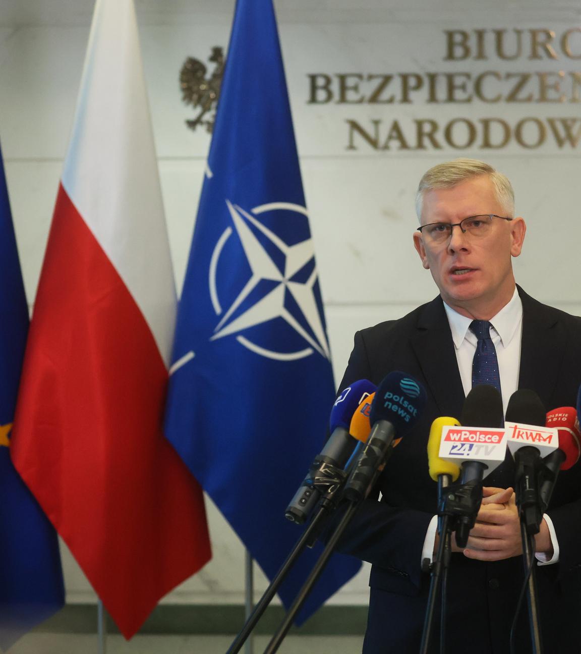 Der Leiter des Nationalen Sicherheitsbüros Slawomir Cenckiewicz (rechts) spricht am 10. 9. 2025 auf einer Pressekonferenz in Warschau, Polen, im Zusammenhang mit der nächtlichen Verletzung des polnischen Luftraums durch russische Drohnen. 