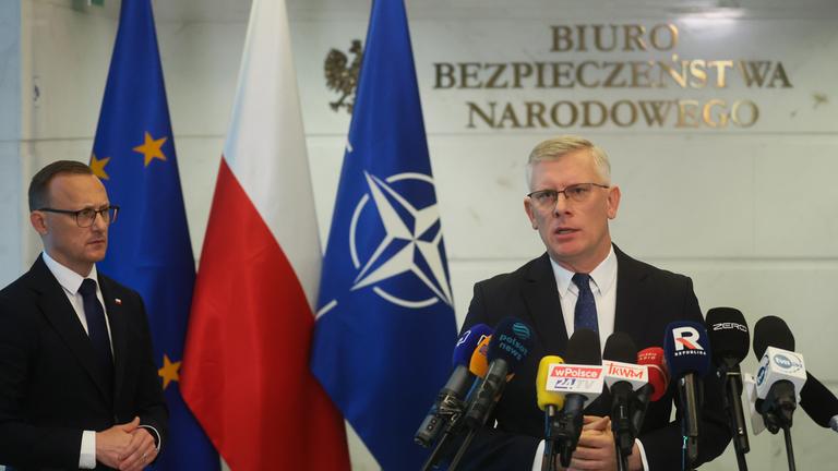 Der Leiter des Nationalen Sicherheitsbüros Slawomir Cenckiewicz (rechts) spricht am 10. 9. 2025 auf einer Pressekonferenz in Warschau, Polen, im Zusammenhang mit der nächtlichen Verletzung des polnischen Luftraums durch russische Drohnen. 