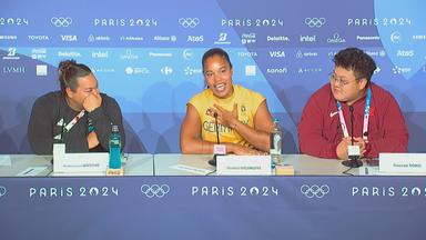 Kugelstoß-Olympiasiegerin Yemisi Ogunleye singt auf der Pressekonferenz