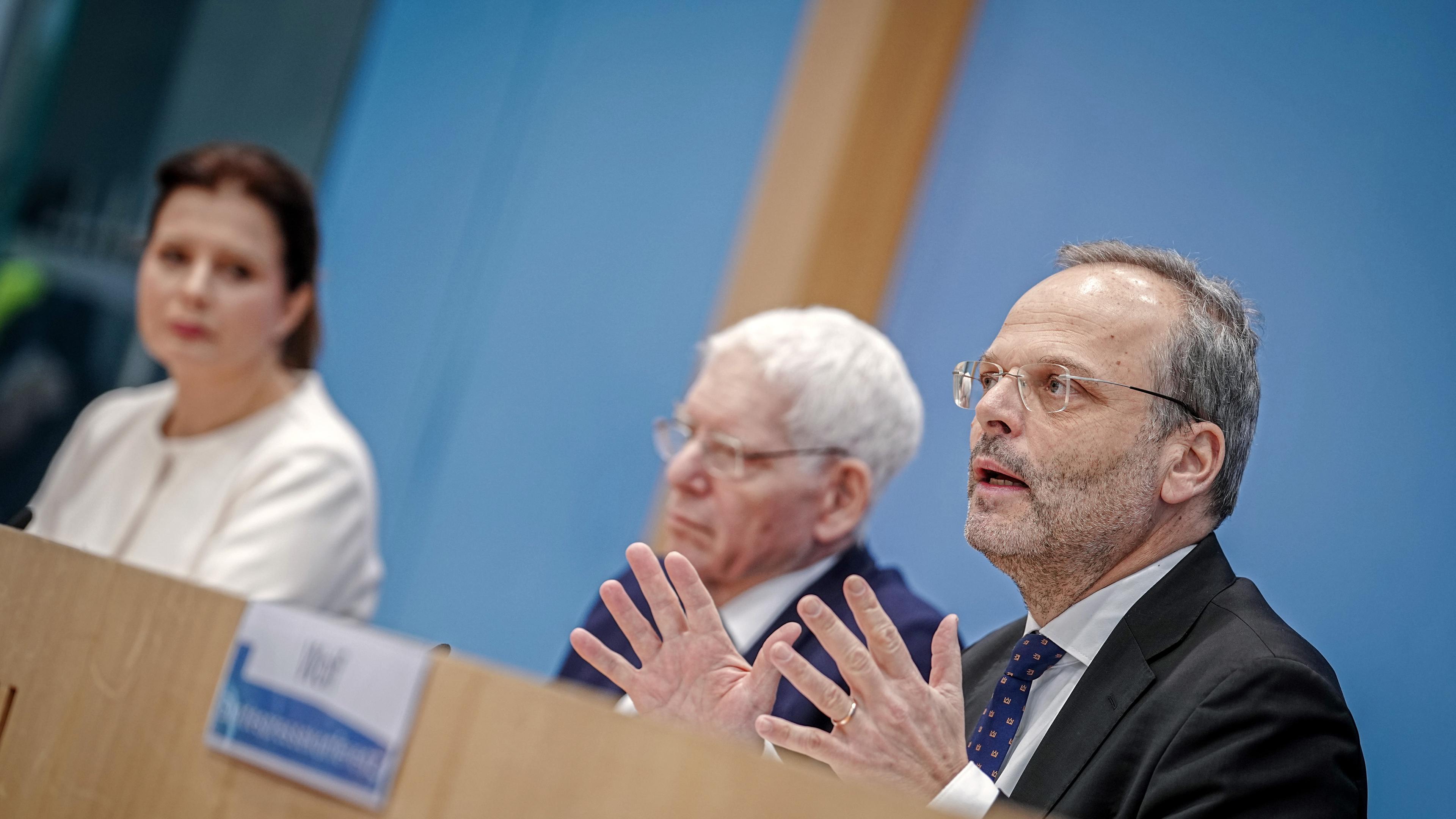 Andrea Despot (l-r), Vorstandsvorsitzende der Stiftung Erinnerung, Verantwortung und Zukunft (EVZ), Josef Schuster, Präsident des Zentralrats der Juden in Deutschland, und Felix Klein, Beauftragter der Bundesregierung für jüdisches Leben in Deutschland und den Kampf gegen Antisemitismus, geben eine Pressekonferenz zu Antisemitismus in Deutschland nach dem 7. Oktober 2023 im Haus der Bundespressekonferenz. 