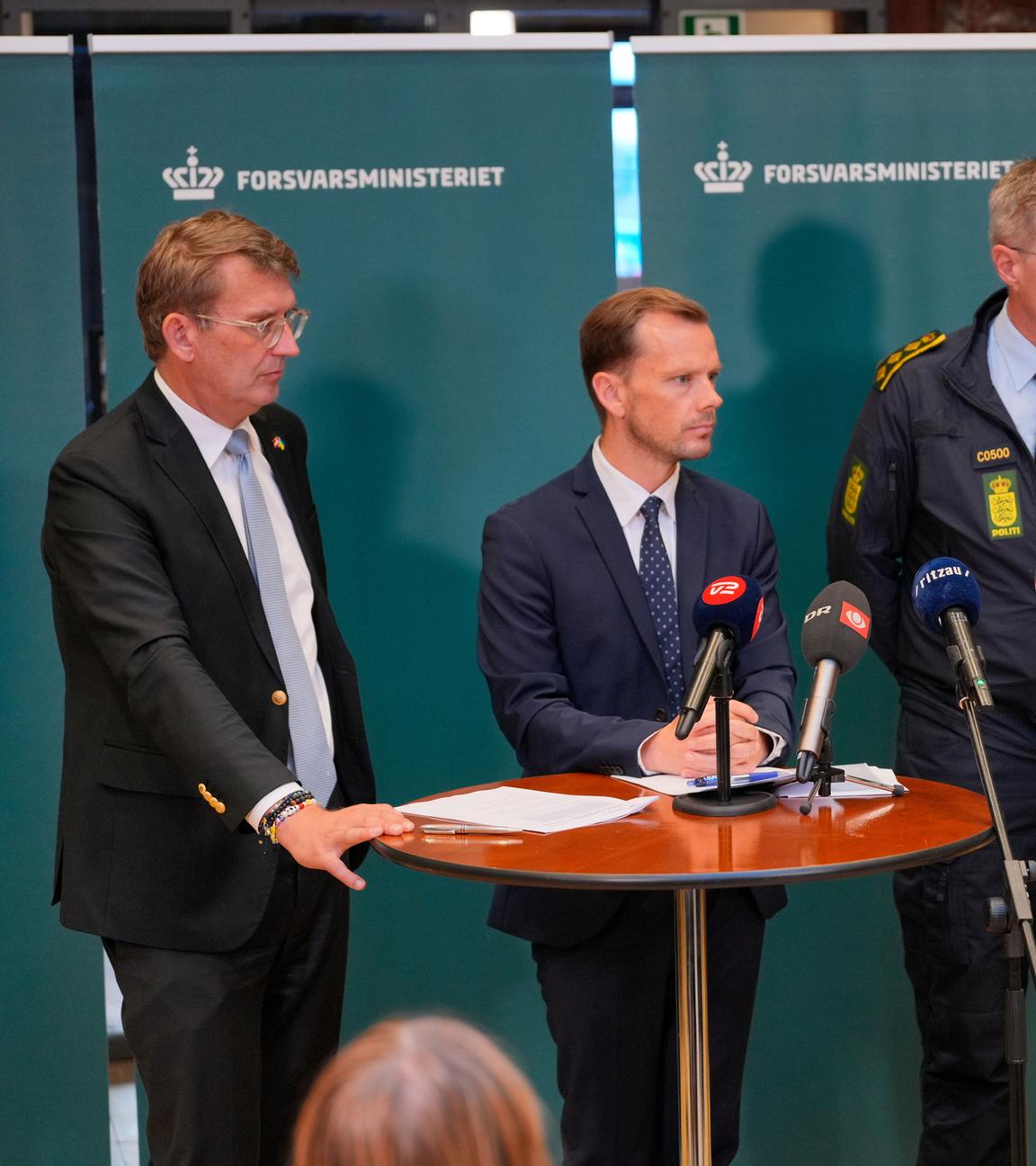 Der dänische Verteidigungsminister Troels Lund Poulsen, der dänische Justizminister Peter Hummelgaard, Polizeichef Thorkild Fogde und Verteidigungschef Michael Hyldgaard geben am  25. 9. 2025, im Verteidigungsministerium in Kopenhagen eine Pressekonferenz