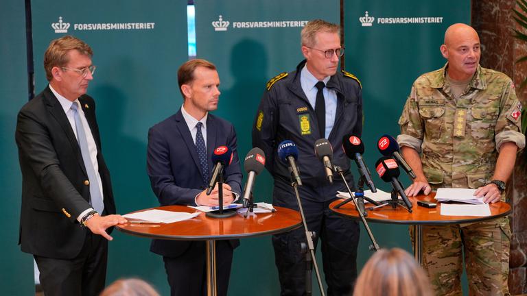 Der dänische Verteidigungsminister Troels Lund Poulsen, der dänische Justizminister Peter Hummelgaard, Polizeichef Thorkild Fogde und Verteidigungschef Michael Hyldgaard geben am  25. 9. 2025, im Verteidigungsministerium in Kopenhagen eine Pressekonferenz
