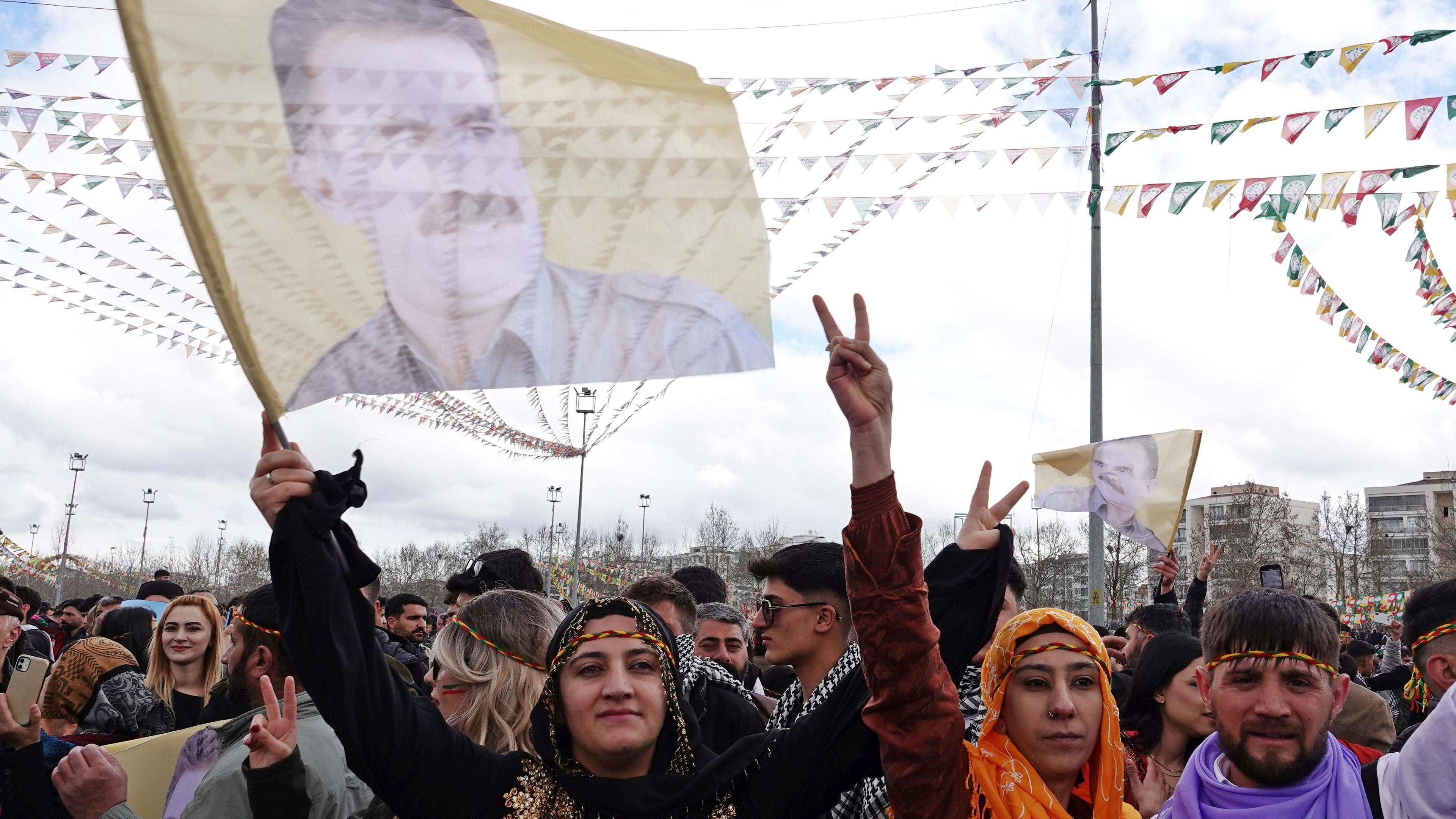 Eine Frau trägt ein Plakat des PKK-Führers Abdullah Öcalan bei der Newroz-Feier in Diyarbakir am 21.05.2025 im türkischen Diyarbakir hoch.