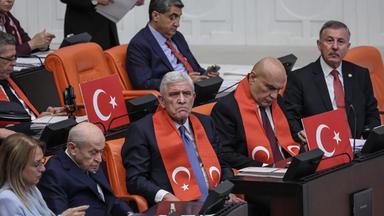 Mit deutlicher Mehrheit stimmte das türkische Parlament für die eingeschränkte Amnestie von PKK-Kämpfern.