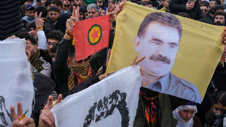 unge Kurden halten ein Plakat des inhaftierten Anführers der militanten PKK, Abdullah Öcalan.