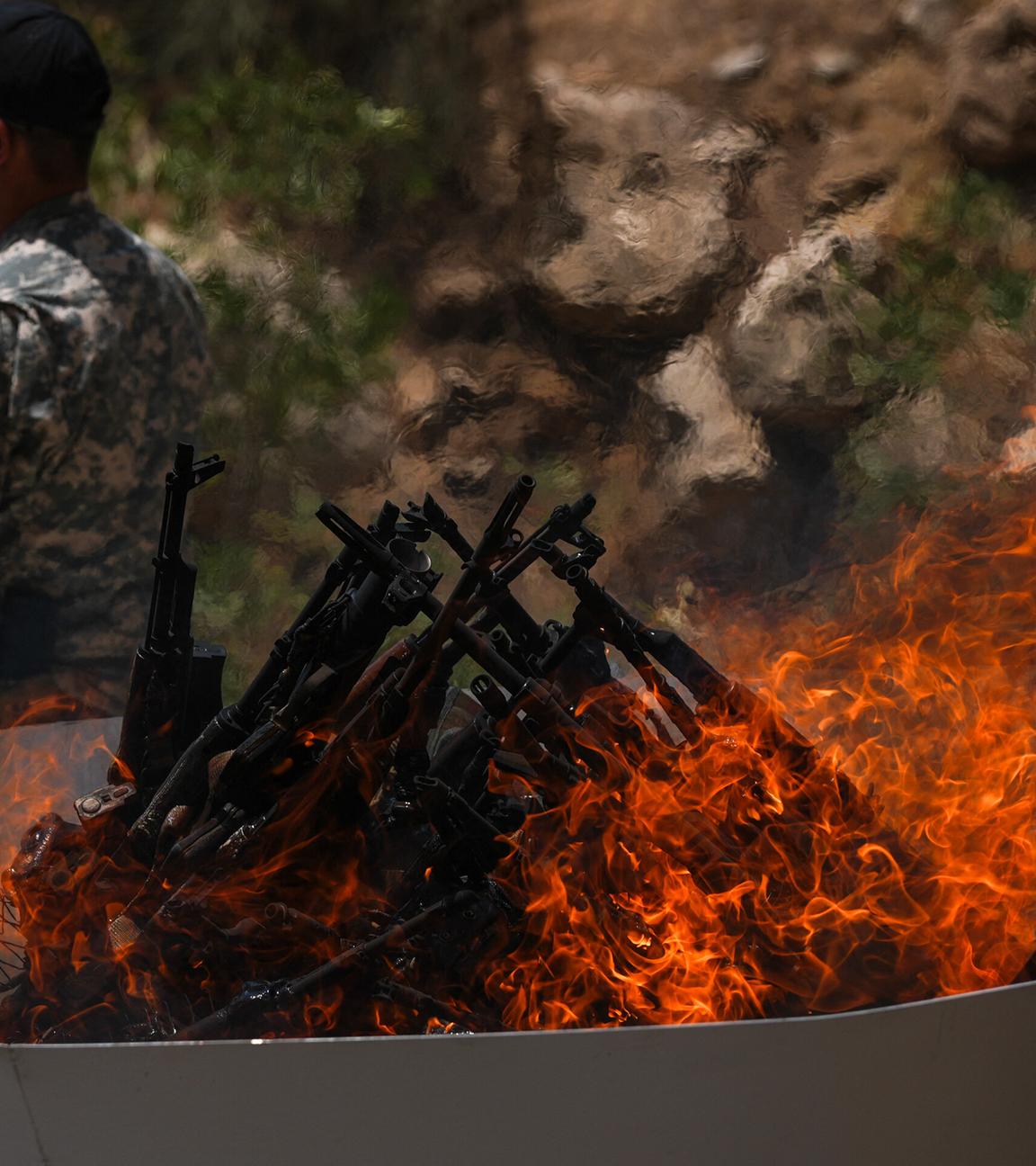 Einheiten der PKK im Nordirak legen ihre Waffen nieder und vernichten sie