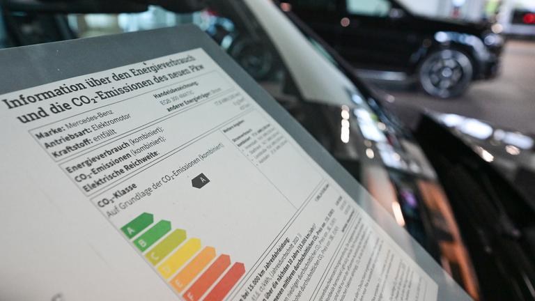 Das neue Pkw-Label ist an einem Neuwagen in einem Autohaus angebracht.