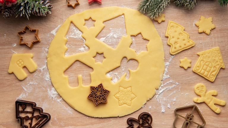 Zubereitung von Teig für festliche Plätzchen mit verschiedenen Ausstechern