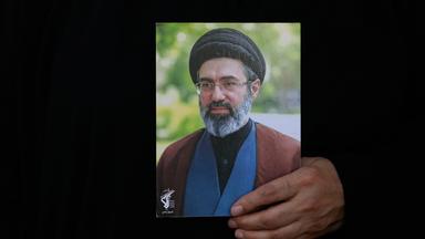 Eine iranische Frau hält am 04.08.2026 in Teheran, Iran, ein Plakat des iranischen Obersten Führers Ajatollah Modschtaba Chamenei in den Händen.