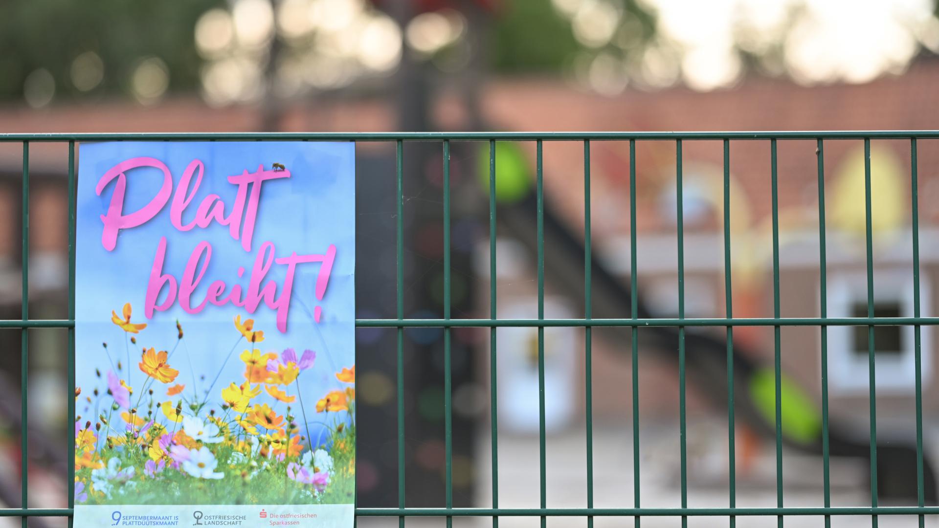 Niedersachsen, Moormerland: "Platt bleiht" (Plattdeutsch blüht) steht auf einem Plakat das auf den Aktionsmonat an einer Grundschule aufmerksam macht.