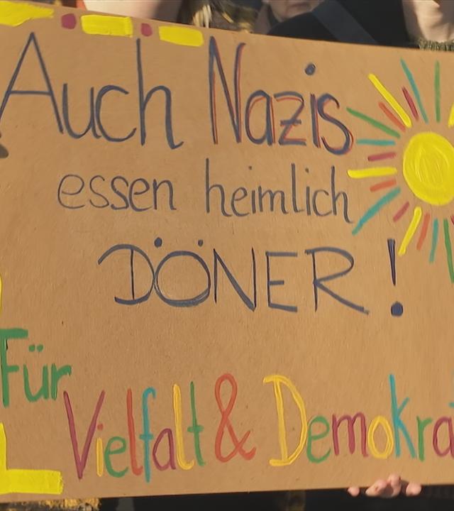 Plakat: Auch Nazis essen heimlich Döner - für Vielfalt und Demokratie