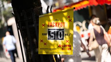 Ein Plakat: 50 Millionen im Lotto-Jackpot